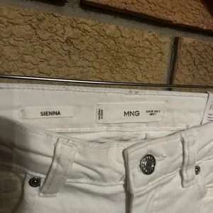 NWT MNG Mango Sienna Flare Cropped Jeans White Raw Hem Women’s Size 2 thumbnail 6