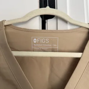 Figs Casma 3 Pocket Beige Technical Collection Scrub Top‎ Short Sleeve V Neck thumbnail 2