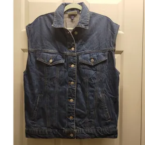 Universal Threads NWT Size Small Baggy 80s Inspired Medium Wash Button Denim Vest thumbnail 2