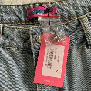 Women’s Medium EDIKTED Raelynn Washed Low Rise Baggy Jeans Light Blue NWT thumbnail 4