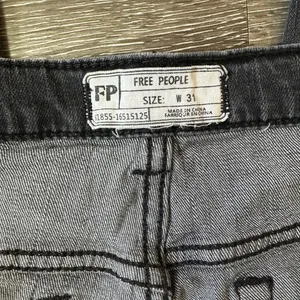 Women Free People Charcoal Distressed Skinny Jeans size 31 thumbnail 4