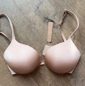 SKIMS Push-Up Plunge Bra thumbnail 1