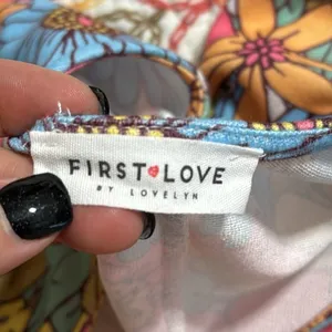 First Love Floral Multicolor Women's Top size medium v-neck stretchy springtime thumbnail 6