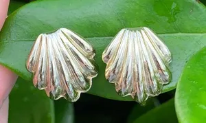 Vintage Gold Color Shell Shaped Clip-On Earrings thumbnail 1