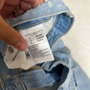 American Eagle Light Wash Mom Straight Jeans Distressed 8 Women thumbnail 6