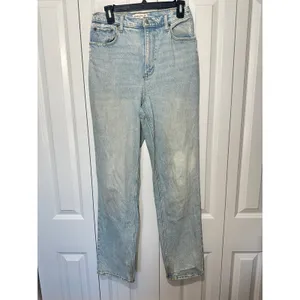 Abercrombie Curve Love Ultra High Rise 90s Straight Jean 29 or 8 Long in Vintage Wash thumbnail 2