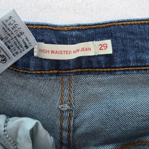 Levis High Waisted Mom Jeans Medium Wash Blue Tapered Leg Denim Size‎ 29 thumbnail 3