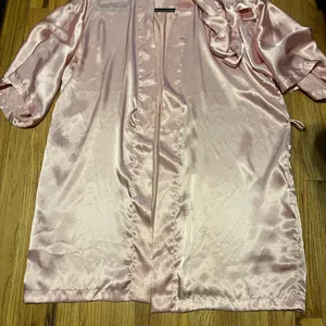 Vintage Victoria's Secret silky satin robe in beautiful pale pink. thumbnail 2