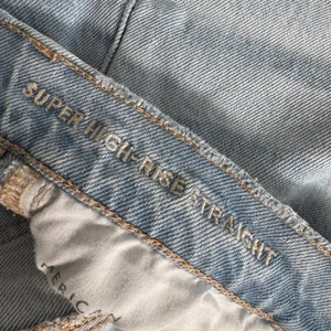 American Eagle Super High-Rise Straight Jeans Light Wash Sz 6 Short Raw Hem thumbnail 4
