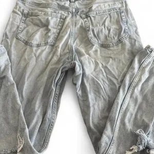 Hollister Ultra High-Rise Mom Jeans Light Wash Distressed Ripped Size 9R 29 thumbnail 6