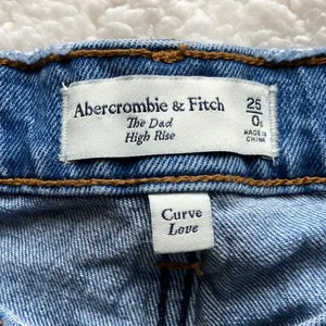 Abercrombie & Fitch The Dad High Rise Jean Size 0 Short thumbnail 2
