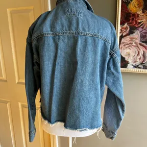 Forever 21 Cropped Jean Jacket with Buttons lightweight distressed Medium thumbnail 4