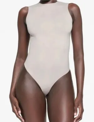 SKIMS Essential Crew Neck T-Shirt Thong Bodysuit stone size Small/medium thumbnail 1