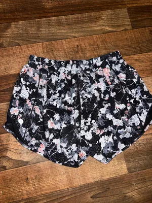 Lululemon Women's Black Floral Print Active Shorts - Lightweight Running Shorts size 4 thumbnail 2