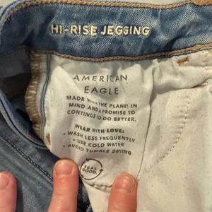 American Eagle High Rise Distressed Jegging 4R Light Wash. thumbnail 7