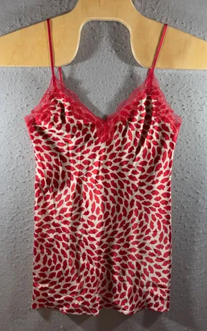 1566 | Victoria's Secret Satin Lip Print Lace Trim Camisole Top Coquette Red XS‎ thumbnail 1