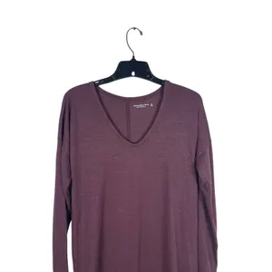 Abercrombie Fitch Soft A&F Cozy Plum V Neck Long Sleeve Tee Relaxed Top M thumbnail 2