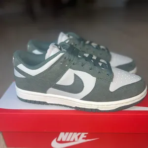 Nike Dunks thumbnail 1