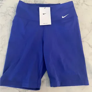 New Nike One Dri Fit Women's Sz XS Tight Fit Mid Rise 7" Length Athletic Shorts thumbnail 9