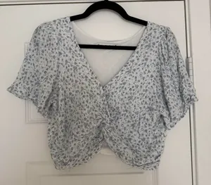 Abercrombie Women's floral print twist crop blouse thumbnail 1