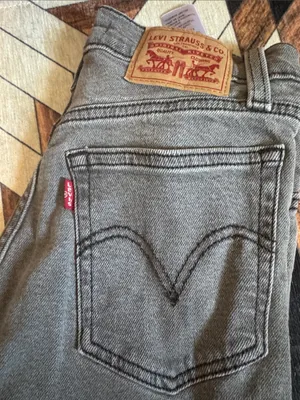 Levi's Gray Straight-Leg Ankle Jeans thumbnail 2
