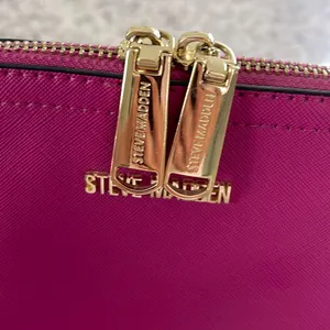 STEVE MADDEN CROSSBODY PURSE W/Gold accents Fuchsia 9”x 7.5”x 3.5”‎ thumbnail 2