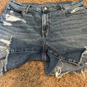American Eagle Distressed Perfect Short size 14. thumbnail 4
