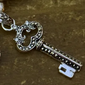 Chunky silver tone heart and skeleton key charm toggle bracelet thumbnail 3