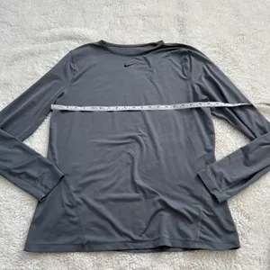 Nike Womens Dri-Fit Long Sleeve Sz XL Grey Running Athleisure Luxe Preppy Sports thumbnail 5