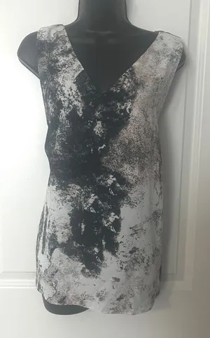 Women's‎ Marble Print V-Neck Sleeveless Blouse Top 1X thumbnail 1