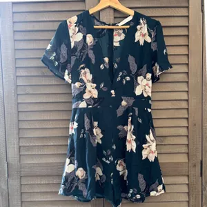 ASTR The Label M Romantic Floral V-Neck Romper Playful Boho Wedding Guest Whimsy thumbnail 3