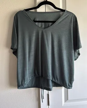 Lululemon top thumbnail 1