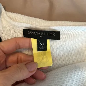 Banana Republic szXS cold shoulder white with black trim summer sweater EUC thumbnail 3