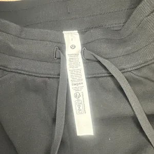 Lululemon Scuba High-Rise Short 5" Black - Size 2 thumbnail 4