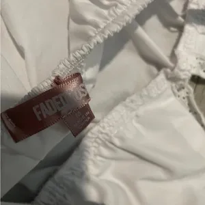 Chic White Camisole with Red Bow Details Size M thumbnail 2