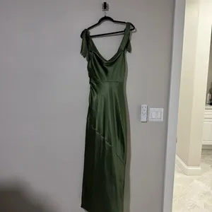 Petal & Pup Selma Off Shoulder Olive Dress Size M thumbnail 5
