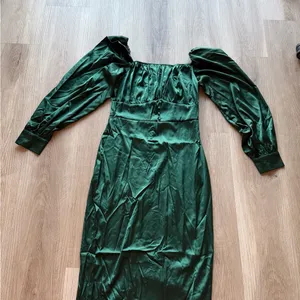 Elegant‎ Emerald Green Satin Midi Dress with Puff Sleeves thumbnail 3