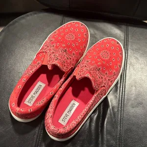 Steve Madden Red Patterned Slip-On Shoes thumbnail 5