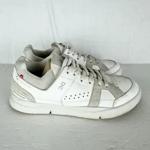 On Running Women's The Roger Clubhouse Sneaker Size 8.5 White Sand thumbnail 2