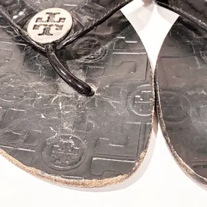 Tory Burch Thora Black Leather Gold Logo Medallion Thong Sandal Size 8M thumbnail 3