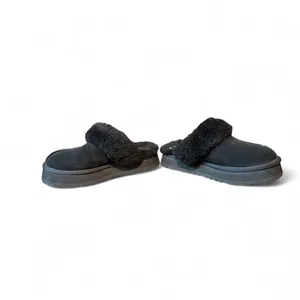 UGG Disquette Black Platform Slippers Women’s Size 8 Sheepskin Suede Cozy Slides thumbnail 6