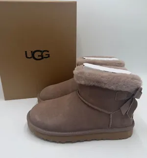 UGG Women Mini Bailey Mixed Bow Caribou Brown Suede Boots Size 8 NWB thumbnail 1