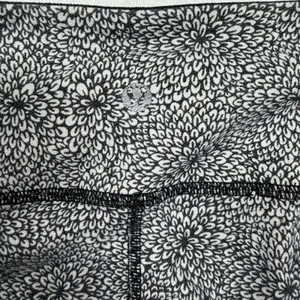 Lululemon Women’s Floral Print Leggings Size 6 Black White 31” Full Length thumbnail 3