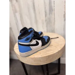 Nike Air Jordan 1 Mid UNC Black White Blue Sneakers Womens Size 5.5Y / 7W thumbnail 4