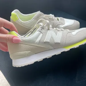 Nwot New Balance 696 Classic Yellow Grey Suede Sneakers Us Women 8.5 thumbnail 2