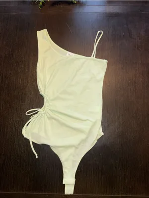 Le Lis One Shoulder Ribbed Ruched Side Bodysuit Cream Ivory Sleeveless Women’s thumbnail 2
