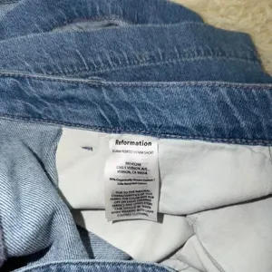 Reformation Elana Pleated Denim Shorts Size 29 thumbnail 4