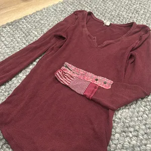 We‎ the Free Maroon Printed LS V-Neck Size Medium thumbnail 1