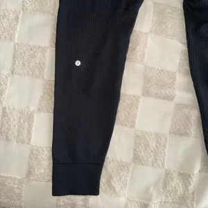 Lululemon Engineered Warmth Jogger
Black‎ / Black size 8 thumbnail 6