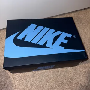 NWT Women’s Jordan 1 Retro High OG in Blue and White Size: 9 thumbnail 3